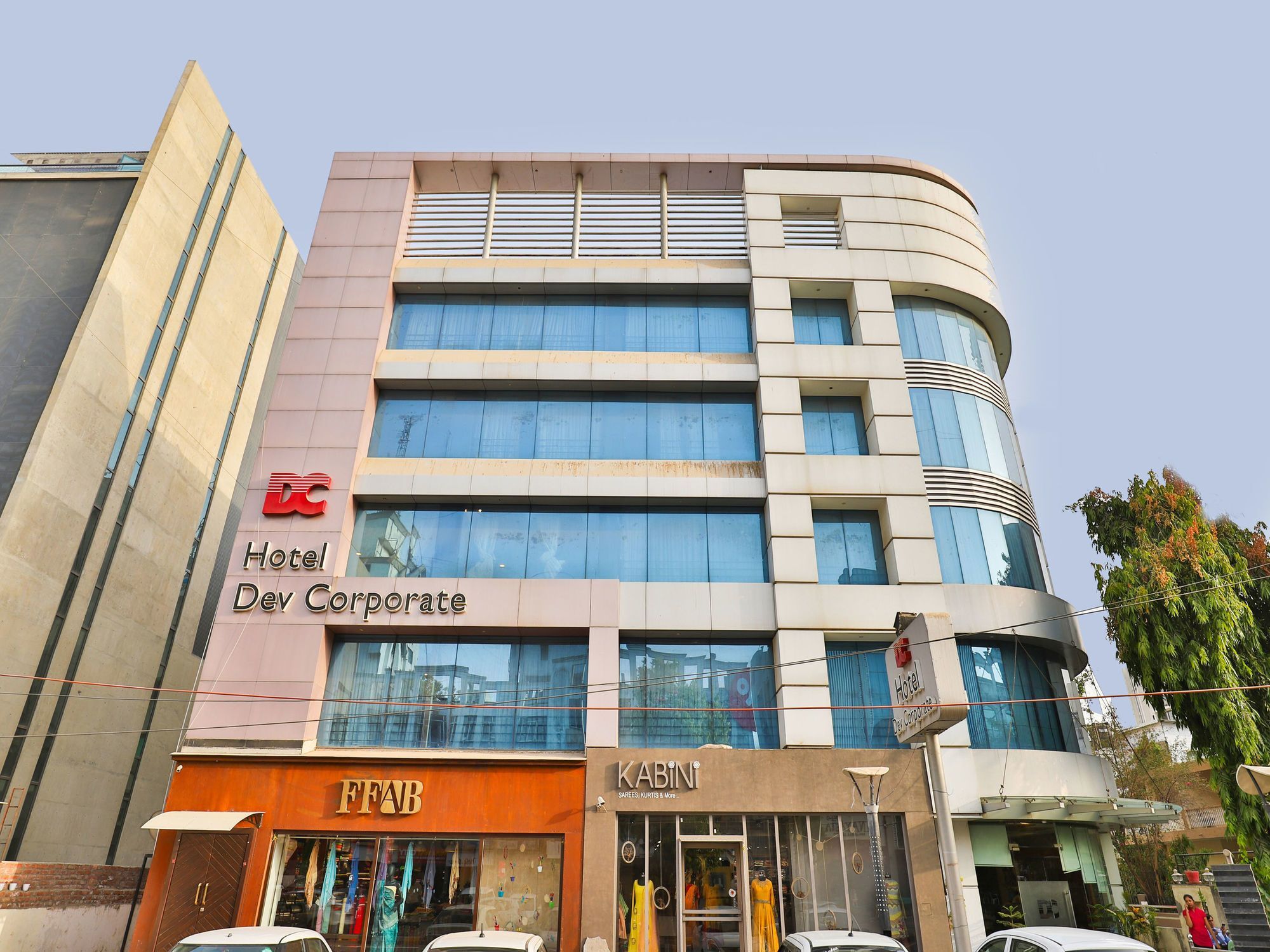 Capital O 15537 Dev Corporate Hotel Ahmedabad Ngoại thất bức ảnh